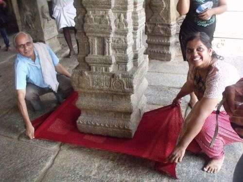 Cây cột treo chân không chạm đất kỳ lạ ở ngôi đền Ấn Độ