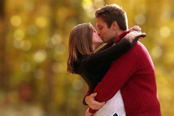 Lý giải mới về việc vì sao con người hôn nhau