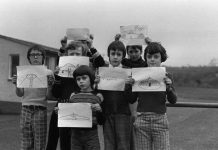 UFO bí ẩn trên sân trường khiến cả lớp học hoảng sợ ở Wales