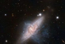 Độc đáo bức hình 2 thiên hà va vào nhau Độc đáo bức hình 2 thiên hà va vào nhau