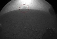 Vệt đen bí ẩn trên bức ảnh chụp bề mặt sao Hỏa