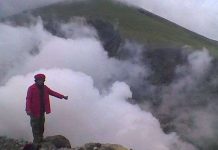 Núi lửa Indonesia thức giấc, phun khói cao 5.000m