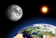 Lực hấp dẫn Trái Đất khiến Mặt Trăng biến dạng