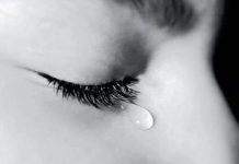 Nguyên nhân khóc quyết định thành phần của nước mắt