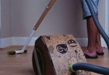 Máy hút bụi bằng giấy các tông đầu tiên