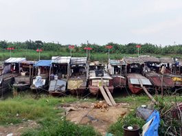 Máy phát điện "chậu nhựa" độc đáo ở làng chài ven sông