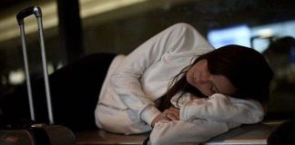 Áo có mũ kết hợp gối đầu để ngủ ở mọi nơi