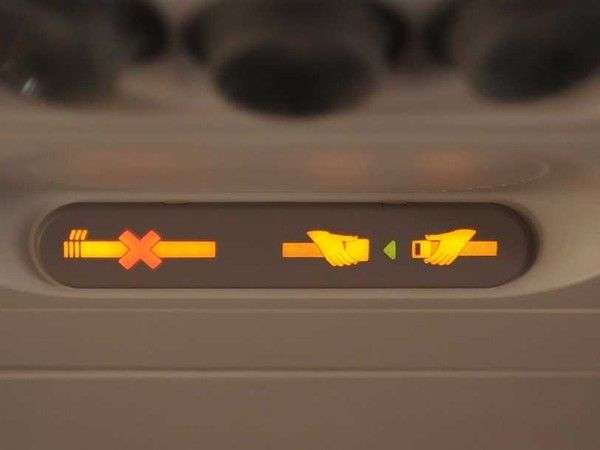 Hành động nào khiến bạn bị phạt khi đi máy bay?