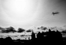 Bức ảnh ma quái chụp "UFO" trên lâu đài Trung cổ