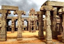 Cây cột treo chân không chạm đất kỳ lạ ở ngôi đền Ấn Độ