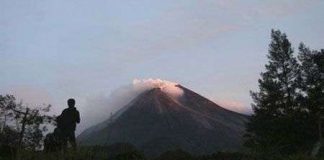 Núi lửa, sóng thần Indonesia giết 182 người