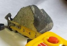 Thiên thạch nghìn đô rơi thủng mái nhà một gia đình người Thái Lan