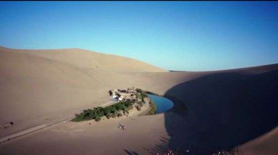 Hồ nước 2000 năm kỳ lạ giữa sa mạc khô cằn