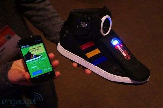 Sau kính, Google giới thiệu... giày thông minh