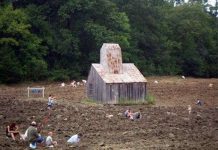 Du khách thoải mái đào kim cương miễn phí tại một công viên ở Mỹ