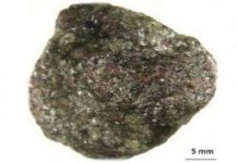 Hòn đá chứa 30.000 viên kim cương