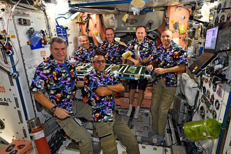 Nếu có một bữa tiệc trên tàu vũ trụ, các phi hành gia sẽ làm gì?