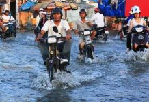 Triều cường dâng cao, dân Sài Gòn quay cuồng trong biển nước