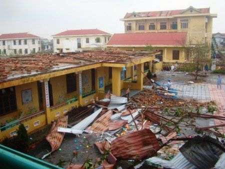 Lốc xoáy phá tan trường mầm non và hàng chục nhà dân