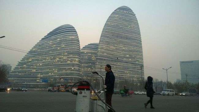 Nghệ sĩ đường phố đóng gạch bằng khói bụi ô nhiễm ở Bắc Kinh