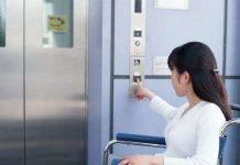 Vì sao trong thang máy thường lắp gương bốn phía?