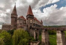 Câu chuyện rùng rợn về lâu đài ma cà rồng ở Transylvania Câu chuyện rùng rợn về lâu đài ma cà rồng ở Transylvania