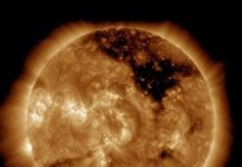 Lỗ nhật hoa khổng lồ trên Mặt trời có thực sự đáng sợ? Lỗ nhật hoa khổng lồ trên Mặt trời có thực sự đáng sợ?