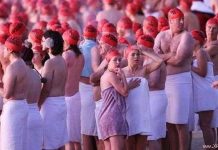 Lễ hội tắm khỏa thân ở Australia để tiễn biệt đêm dài nhất năm