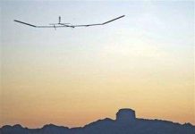 Máy bay siêu nhẹ cất cánh từ ... tay người