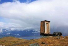 Nhà vệ sinh khắc nghiệt nhất trên thế giới ở độ cao 2.600m