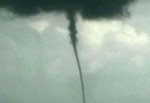 Lốc xoáy nước hiếm gặp gần sân bay Hawaii