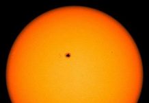 Vệt đen khổng lồ trên Mặt Trời gây gián đoạn liên lạc vô tuyến