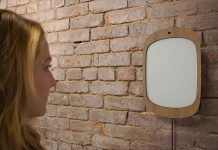 Độc đáo gương cười chỉ "hiện hình" khi người soi cười