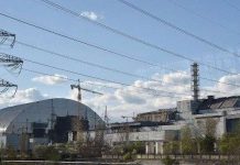 Chụp khối thép khổng lồ nặng 36 nghìn tấn lên lò phản ứng nguyên tử Chernobyl