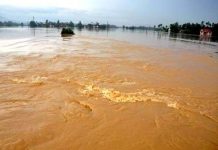 Mưa lũ chia cắt miền Trung, 8 người thiệt mạng