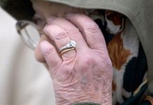 Nguồn gốc viên kim cương trên chiếc nhẫn đính hôn của Nữ hoàng Elizabeth