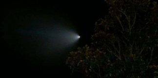 Vệt sáng hình nón bí ẩn trên bầu trời nước Mỹ