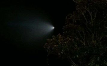 Vệt sáng hình nón bí ẩn trên bầu trời nước Mỹ