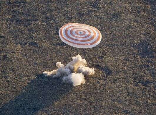 Tàu vũ trụ Soyuz trở về an toàn với ngọn đuốc Olympic