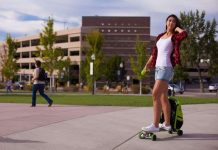 Movpak: Ba lô kết hợp ván trượt skateboard, pin di động, tích hợp bluetooth