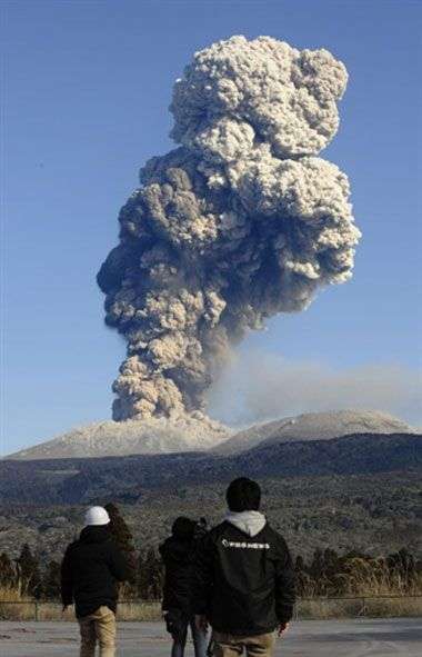 Bụi núi lửa hoành hành ở Nhật Bản
