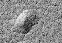 Phát hiện nhiều cột dung nham lạ trên sao Hỏa