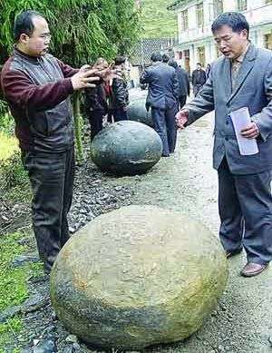 Trung Quốc phát hiện nhiều trứng đá khổng lồ