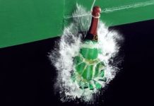 Vì sao trước khi hạ thủy, người ta thường làm lễ đập vỡ 1 chai rượu?