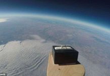 Cầu hôn bạn gái ở rìa không gian