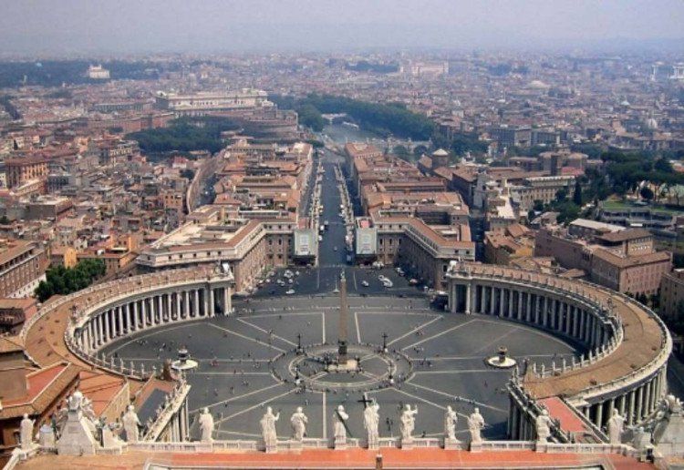 Tại sao Tòa thánh Vatican bỗng dưng lấy sữa sơn tường?