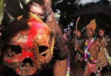 Hãi hùng lễ hội đào mộ lấy đầu lâu cho con cháu "xem mặt"