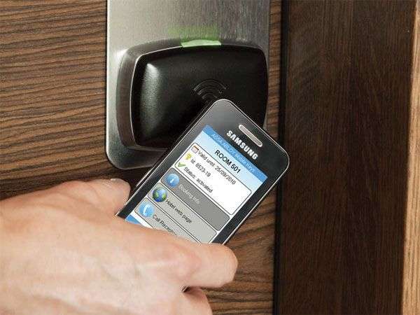 Mở cửa phòng khách sạn bằng smartphone