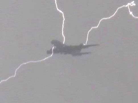 Hãi hùng cảnh siêu cơ A380 bị sét đánh trúng