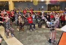 Dùng robot giúp người già tập thể dục